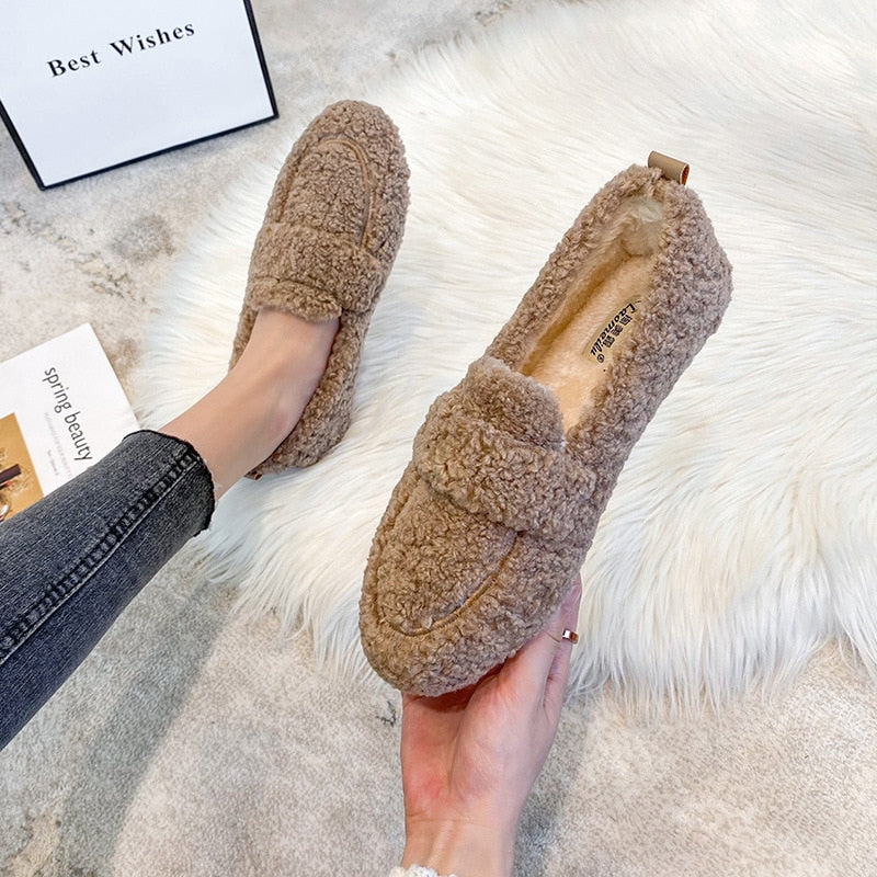 Women's Plush Slippers with a Luxurious Interior